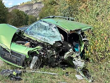 B27 bei Th&uuml;ngersheim: Frau stirbt bei Frontalcrash zwischen Pkw und Bus