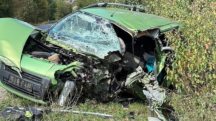 B27 bei Th&uuml;ngersheim: Frau stirbt bei Frontalcrash zwischen Pkw und Bus