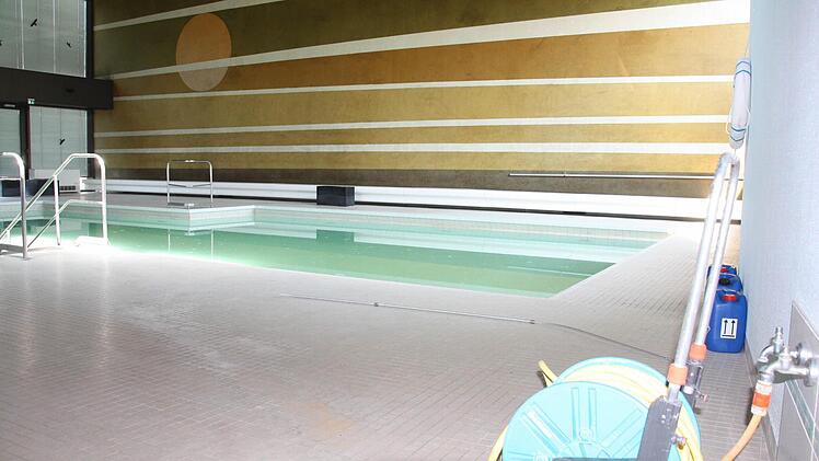Im Pool steht noch das Wasser.