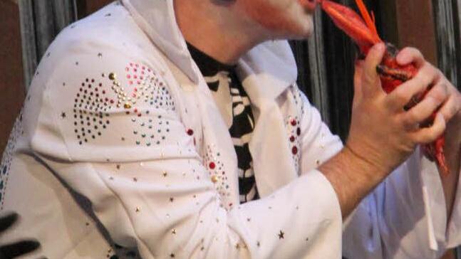 Auch Elvis ist an der Naturbühne.