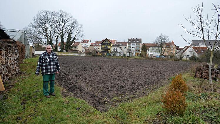 Gärtnermeister Andreas Güthlein kritisiert die Pläne der Stadt mit dem historisch gewachsenen Gärtnerland zwischen Egelsee- und Nürnberger Straße (Hintergrund).  Foto: Ronald Rinklef
