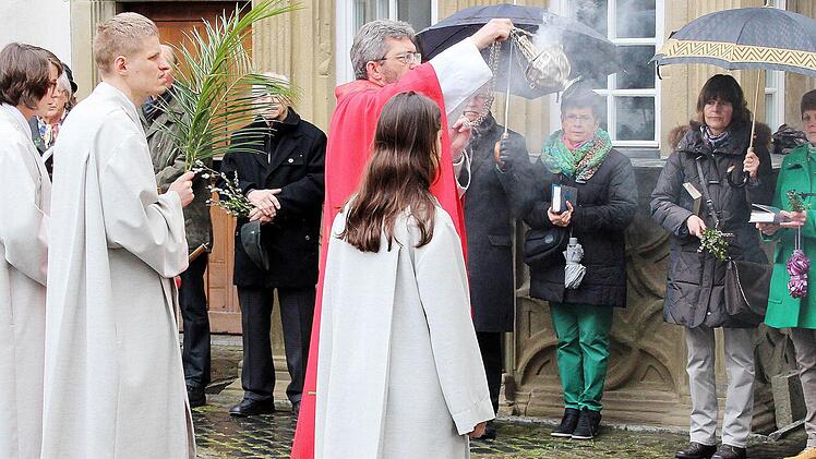 Palmbuschen weihte Partner Rudolf Götz OSA im Schlosshof. Die anschließende Prozession, die von der Stadtmusik angeführt wurde, führte in die Pfarrkirche.  Foto: Dieter Britz
