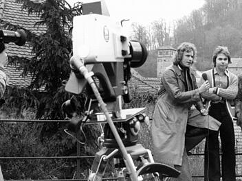 Thomas Gottschalk macht 1977 Fernsehaufnahmen in Kulmbach und interviewt hier den Kulmbacher Musiker Rainer Kählich. Foto: Bayerische Rundschau