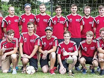 Münnerstädter Stadtmeister ist der FC Reichenbach (hinten, von links): Georg Heymann (Referent für Sport), Klaus Katzenberger, Markus Back, Patrick Weisenseel, Richard Gebel, Dominik Reiter, Jannik Schäfer, Pascal Reininger, Jonas Schäfer, Claus Kirchner sowie (vorne, von links) Sven Glaser, Moritz Dieterle, Patrick Hergenröther, Christian Pickel, Markus Weisenseel, Julian Hergenröther und Timo Kirchner. Foto: Björn Hein