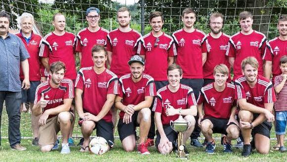 Münnerstädter Stadtmeister ist der FC Reichenbach (hinten, von links): Georg Heymann (Referent für Sport), Klaus Katzenberger, Markus Back, Patrick Weisenseel, Richard Gebel, Dominik Reiter, Jannik Schäfer, Pascal Reininger, Jonas Schäfer, Claus Kirchner sowie (vorne, von links) Sven Glaser, Moritz Dieterle, Patrick Hergenröther, Christian Pickel, Markus Weisenseel, Julian Hergenröther und Timo Kirchner. Foto: Björn Hein