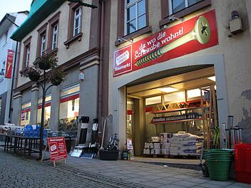 Die Zukunft des Sonderposten-Baumarkts in der Ludwigstraße ist noch ungewiss. Das ehemalige Hotel Post wird saniert. Foto: Ulrike Müller