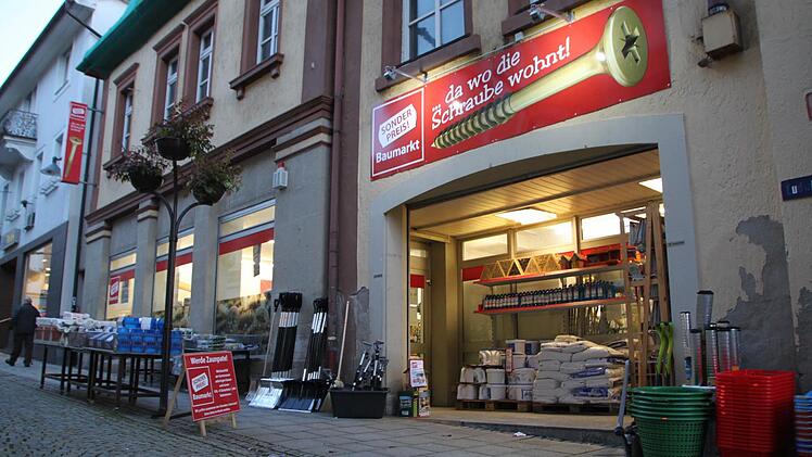Die Zukunft des Sonderposten-Baumarkts in der Ludwigstraße ist noch ungewiss. Das ehemalige Hotel Post wird saniert. Foto: Ulrike Müller
