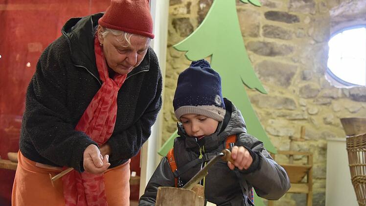 Sehenswert: das Programm beim ersten "Schlenkermarkt" im Ahorner Gerätemuseum. Foto: Gabi Arnold
