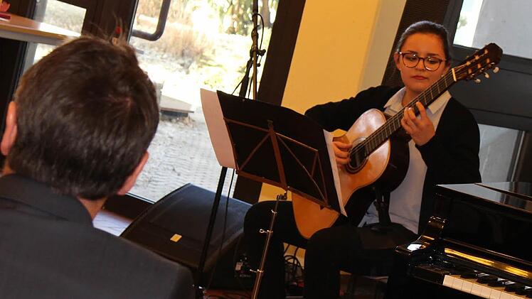 Lina Press spielt "Valse Francaise" auf Gitarre. Foto: Lisa Kieslinger