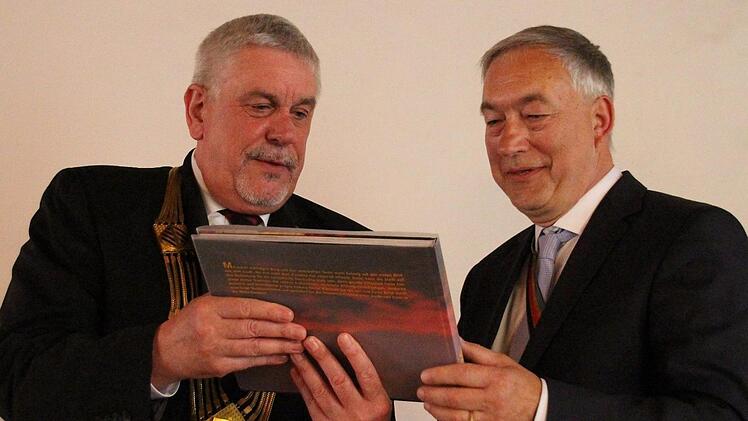 OB Norbert Tessmer (links) mit Martin Vaupel von der Landsmannschaft Gottinga. Foto: Ulrike Nauer