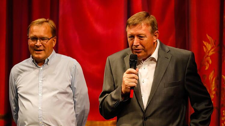 Der Vorsitzende des Stadtmarketings, Alfons Distler (r.), und Oberbürgermeister Andreas Starke (l.) begrüßten die Zuschauer. Foto: Matthias Hoch