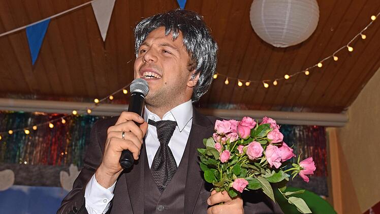 Als "internationaler Star" besuchte Roland Kaiser (Ralf Riedlmeier) das "Traumschiff" der DJK Dampfach.Ulrike Langer