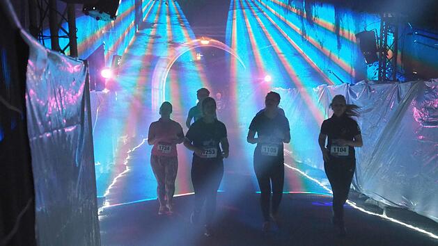 Beim Sparkassen-Night-Run ist die Passage in der Schwarzen Allee f&uuml;r L&auml;ufer und Zuschauer immer ein besonderes optisches Erlebnis.Foto: Christoph Winter