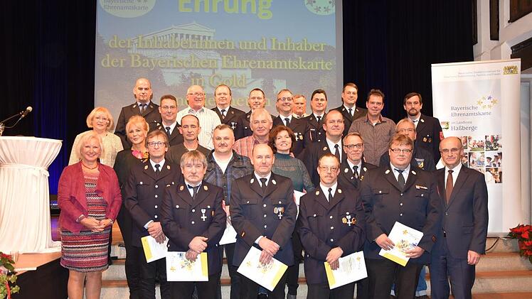 Diesen Feuerwehrfrauen und -männern  dankte Landrat Wilhelm Schneider (rechts). Mit im Bild: Juliane Freund vom Bayerischen Staatsministerium (links) sowie (links, dahinter) Monika Strätz-Stopfer und Andrea Tiessen-Lehmann