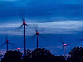 Zum geplanten Windpark im Roßbacher Forst äußert sich der Projektentwickler näher - und auch ein früherer Kritiker. Symbolfoto: Jens Büttner/dpa