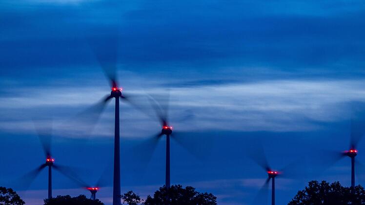 Zum geplanten Windpark im Roßbacher Forst äußert sich der Projektentwickler näher - und auch ein früherer Kritiker. Symbolfoto: Jens Büttner/dpa