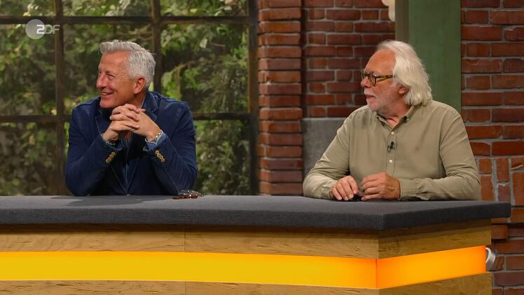 Markus Wildhagen (links) kaufte die Kuriosit&auml;t f&uuml;r 60 Euro und wollte sie seiner Frau &uuml;berreichen: "Ich werde das heute Abend mit nach Hause nehmen, und ihr k&ouml;nnt morgen in der Zeitung davon lesen. Weil sie mir das um die Ohren gehauen hat."