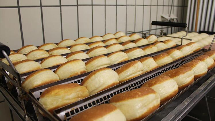 Kurz kühlen die Krapfen ab.