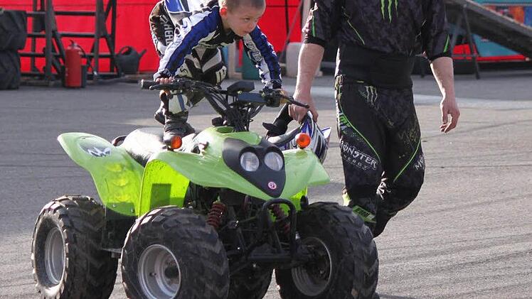 Früh übt sich: Der vierjährige Joey zeigte Stunts auf einem Quad. Foto: Katharina Becht