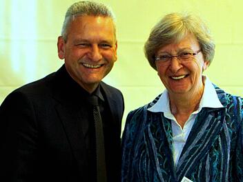 Für 25 Jahre Mitarbeit in der Vorstandschaft des TC Rottendorf erhielt Edda Rieke vom Bezirksvorsitzenden Walter Haun die silberne Ehrennadel des Bayerischen Tennis-Verbandes. Foto: Thomas