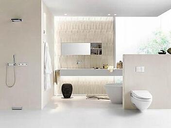 Zu den Produkten, die laut VDS (Barriere-)Freiheit und zugleich Sicherheit schaffen und für alle Altersgruppen gleichermaßen attraktiv sind, zählen flache Waschbecken, vor denen man bequem sitzen kann, bodengleiche Duschen sowie WCs mit Duschfunktion. Foto: VDS/Geberit