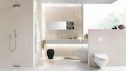 Zu den Produkten, die laut VDS (Barriere-)Freiheit und zugleich Sicherheit schaffen und für alle Altersgruppen gleichermaßen attraktiv sind, zählen flache Waschbecken, vor denen man bequem sitzen kann, bodengleiche Duschen sowie WCs mit Duschfunktion. Foto: VDS/Geberit