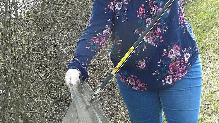 Melanie Rubsch beim Eintüten des Abfalls entlang der B 303 von Zettlitz nach Rugendorf.