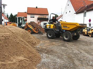 Der Parkplatz am Vogelseck in Höchstadt ist die nächste Zeit ein Baustellenlager. Ein Arbeiter parkt gerade einen "Dumper" - zu Deutsch: Kipper.   Foto: C. Bauriedel