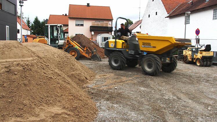 Der Parkplatz am Vogelseck in Höchstadt ist die nächste Zeit ein Baustellenlager. Ein Arbeiter parkt gerade einen "Dumper" - zu Deutsch: Kipper.   Foto: C. Bauriedel