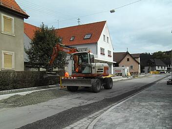 Bis zur Vollsperrung werden die Gehwege, Einfahrten und Randbereiche fertiggestellt. Foto: Susanne Deuerling