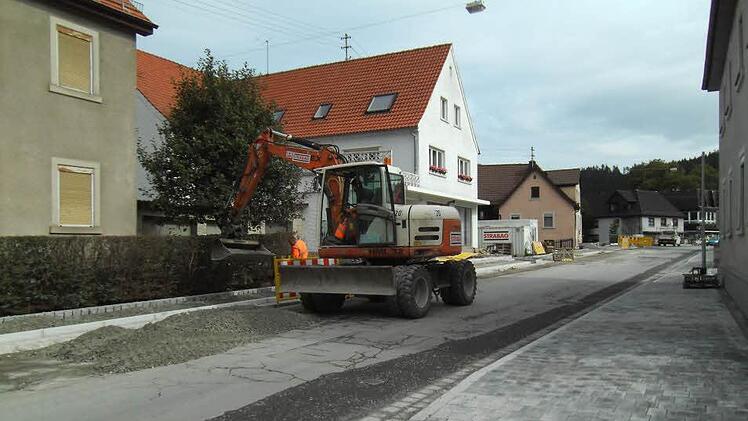 Bis zur Vollsperrung werden die Gehwege, Einfahrten und Randbereiche fertiggestellt. Foto: Susanne Deuerling