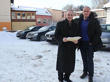 Momentan ist der Radonplatz in Marktleugast, wo das alte Rathaus stand, nur ein Parkplatz. Bürgermeister Franz Uome und Bauamtsleiter André Weber stellten jetzt aber Planungen vor, die aus dem Grundstück ein Schmuckstück machen sollen. Fotos: Sonja Adam
