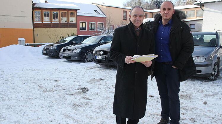 Momentan ist der Radonplatz in Marktleugast, wo das alte Rathaus stand, nur ein Parkplatz. Bürgermeister Franz Uome und Bauamtsleiter André Weber stellten jetzt aber Planungen vor, die aus dem Grundstück ein Schmuckstück machen sollen. Fotos: Sonja Adam