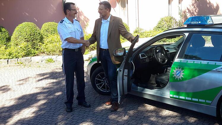 Symbolischer Händedruck unter Kollegen: Dienststellenleiter Herbert Markert (rechts) begrüßt im Hof der Bad Brückenauer Polizeiinspektion seinen neuen Stellvertreter Jürgen Schmitt. Foto: Rolf Pralle