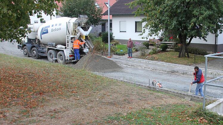 Manche Bewohner schauen schon skeptisch drein. "Seit April steht mein Auto im Garten, weil meine Zufahrt blockiert ist", erzählte einer. Foto: Ralf Kestel