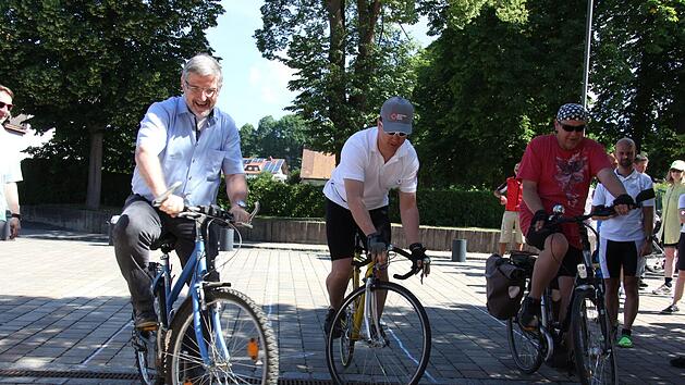 Schwerer als es auf den ersten Blick aussah war die Slow-Bike-Challenge. An ihr beteiligten sich unter anderem v.l. Landrat Michael Busch im Wettbewerb mit den Gemeinder&auml;ten Dennis Busch und Bernd Hoffarth