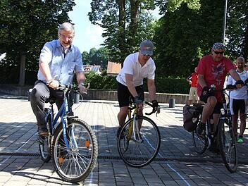 Schwerer als es auf den ersten Blick aussah war die Slow-Bike-Challenge. An ihr beteiligten sich unter anderem v.l. Landrat Michael Busch im Wettbewerb mit den Gemeinder&auml;ten Dennis Busch und Bernd Hoffarth