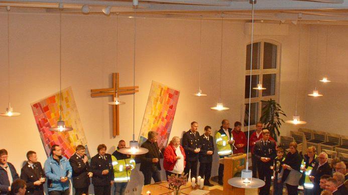 In der evangelischen Auferstehungskirche Münnerstadt fand in diesem Jahr der Blaulicht-Gottesdienst des Dekanats Bad Neustadt, erstmals mit dem Dekanat Bad Kissingen, statt. Rettungskräfte sprachen unter anderem die Fürbitten. Foto: Hanns Friedrich