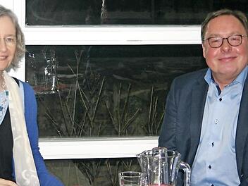 Liebe, Tod und Teufel zum Valentinstag: Ulrike Schäfer und Thomas Kastura standen bei dem Leseabend in der Zeiler Stadtbücherei neben anderen Autoren im Mittelpunkt.  Foto: Monika Schraut