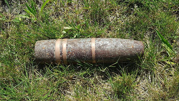 Arbeiter finden Panzerabwehrgranate in Wohnhaus