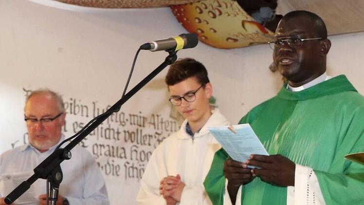 Abbé Pierre aus dem Senegal zelebrierte den Freischießen-Gottesdienst im vergangenen Jahr  Foto: Heike Schülein