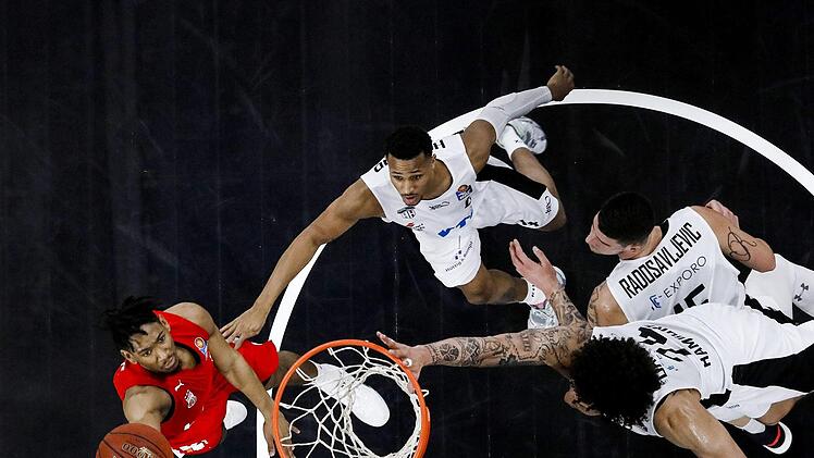 Kameron Taylor erzielt, hier noch im Brose-Trikot, zwei Punkte gegen die Hamburg Towers. Michael Carrera (unten rechts), der vergangene Saison sowohl für Bamberg als auch Hamburg auflief, spielt mittlerweile in seiner venezolanischen Heimat.  Foto: Daniel Löb