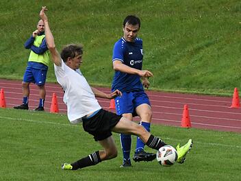 Linksverteidiger mit Offensiv-Qualitäten: Tizian Fella (rechts) hat sich beim FC 06 Bad Kissingen in die Startelf gespielt. Foto: Hopf