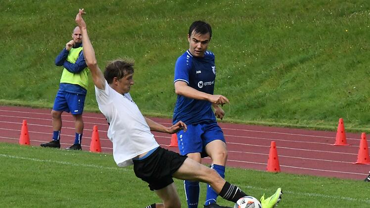 Linksverteidiger mit Offensiv-Qualitäten: Tizian Fella (rechts) hat sich beim FC 06 Bad Kissingen in die Startelf gespielt. Foto: Hopf