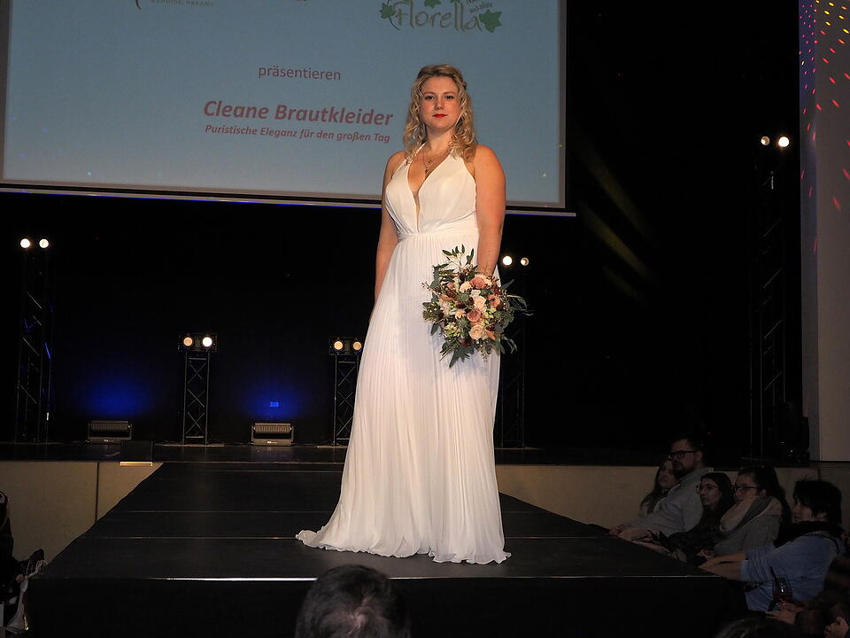 Inkl. Braut- und Festmodenschauen.