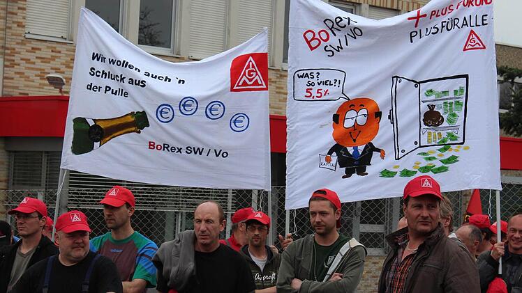 "Wir wollen auch ´nen Schluck aus der Pulle", fordern die Arbeiter eine Umverteilung der Gewinne auf die Beschäftigten. Foto: Pfannes