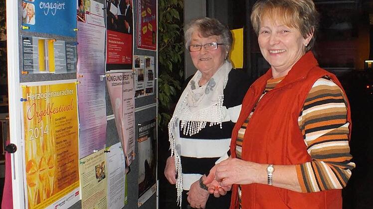 Rosi Gehr (l.) und Marianne Baer informierten sich, was in der Pfarrei in den kommenden Monaten ansteht. Foto: Manfred Welker