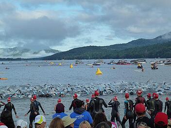 Gänsehautstimmung pur herrschte vor dem Start zum Schwimmen über 1,9 Kilometer bei nur sieben Grad Celsius Außentemperatur, aber über 20 Grad Celsius Wassertemperatur im Lake Tremblant. Fotos: privat