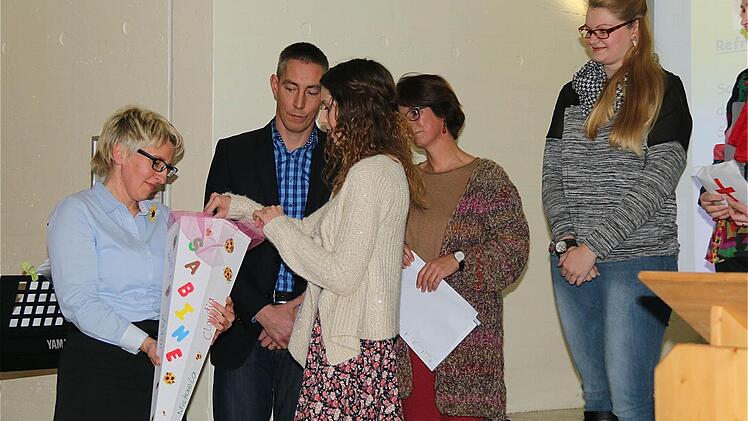 Die Euerdorfer packten Leckereien und gute Wünsche in die Schultüte ihrer neuen Rektorin.