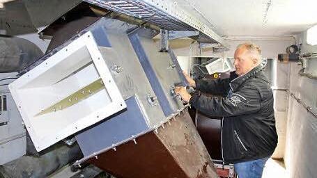 Betriebsleiter Hans-Peter Philipp an der neuen Technik unter der Erde. Hier werden die Wellen mit Druckluft erzeugt.